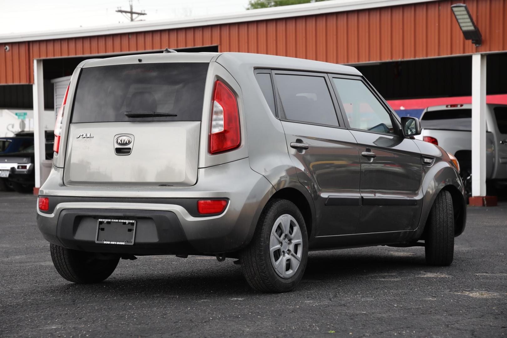 2013 GRAY KIA SOUL Base (KNDJT2A53D7) with an 1.6L L4 DOHC 16V engine, 5-SPEED MANUAL transmission, located at 420 E. Kingsbury St., Seguin, TX, 78155, (830) 401-0495, 29.581060, -97.961647 - Photo#4